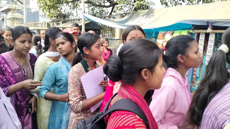 मैट्रिक परीक्षा: सोशल सायंस की परीक्षा के बाद खुश दिखे छात्र-छात्राएं