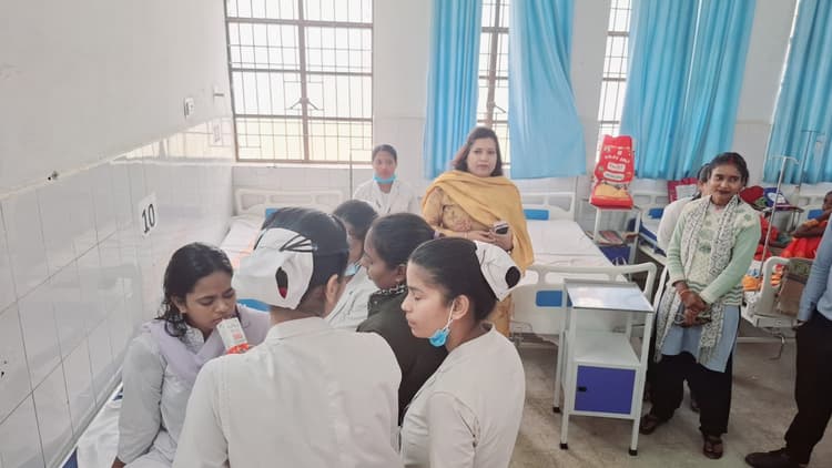 एएनएम ट्रेनिंग स्कूल एंड हॉस्टल में बेहोश हुई दो छात्राएं, अफरा-तफरी