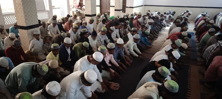 रमजान के पहले जुम्मे पर लोगों ने पढ़ी नमाज
