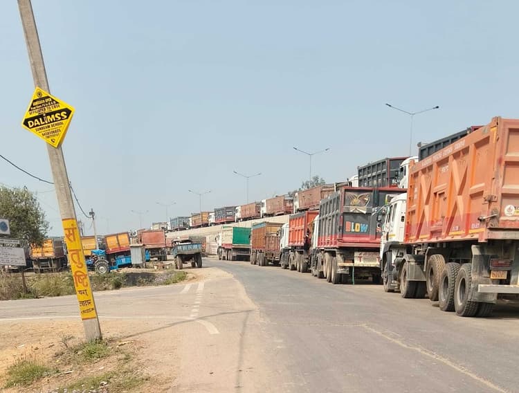 जांच के भय से बालू लदे वाहनों के थमे पहिये, बार्डर से कुल्हड़िया तक लगा भीषण जाम