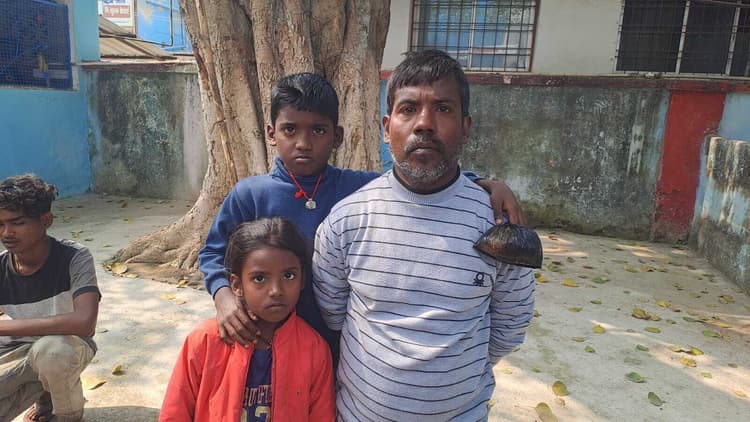 कमरे के अंदर फंदे से लटका मिला रीना का शव, परिजनों ने हत्या का लगाया आरोप