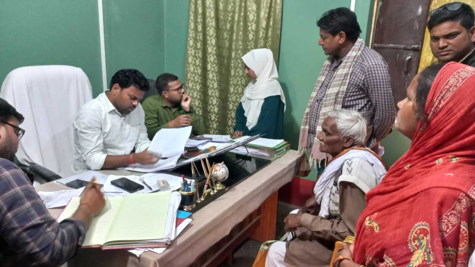 अंचल जनता दरबार में सीओ ने भूमि विवाद के मामले का किया निष्पादन