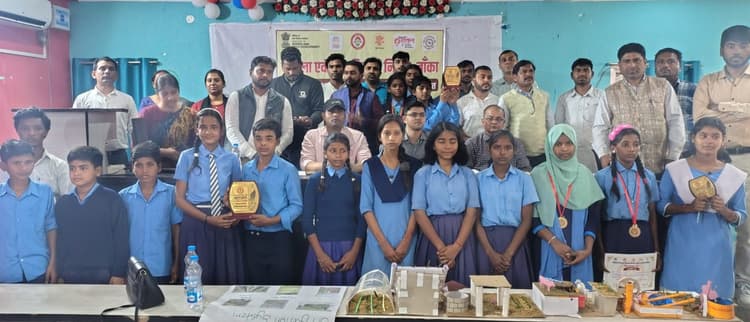 छात्राओं ने पर्यावरण संरक्षण, डिजिटल नवाचार आदि विषयों पर प्रस्तुत किये आकर्षक मॉडल