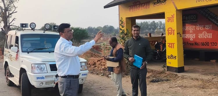 Giridih News :जमीन अतिक्रमण की सूचना पर जांच को पहुंचे सीओ
