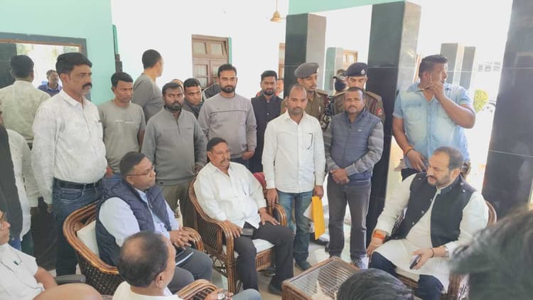 जनता दरबार में पहुंचे विधायक, बिजली संकट व जमीन विवाद पर अधिकारियों को दिए सख्त निर्देश