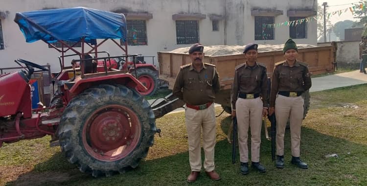 पुलिस ने बालू लदे दो ट्रैक्टर किया जब्त