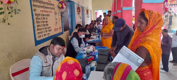 नवनिर्मित कुआं के पूजन पर लगा स्वास्थ्य शिविर, 700 मरीजों को मिला नि:शुल्क इलाज