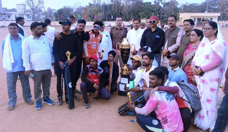 धरहरा को 15 रनों से हरा कर विंटर क्रिकेट कप पर मुंगेर ने जमाया कब्जा