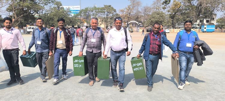Giridih News :बूथों के लिए मतदान कर्मी हुए रवाना, सेक्टर अधिकारियों ने बूथों पर पहुंचाया मत पत्र