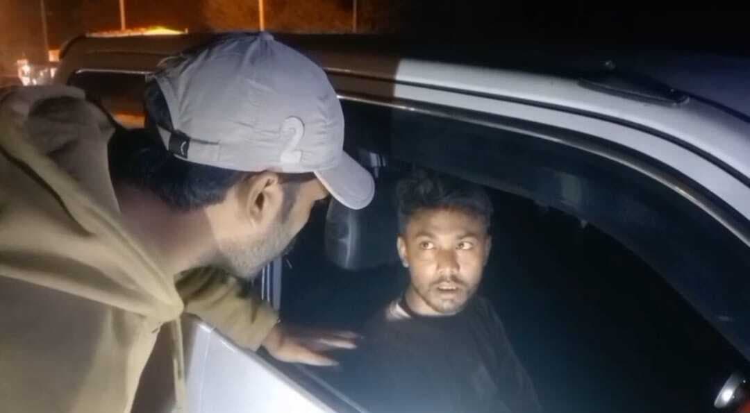 चेकपोस्ट पर कार से 68 लीटर शराब बरामद, तस्कर गिरफ्तार