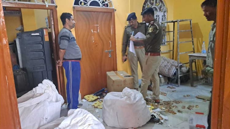 जिले में एक और नकली सिगरेट फैक्ट्री का खुलासा, चार लाख का सिगरेट व मेटेरियल जब्त