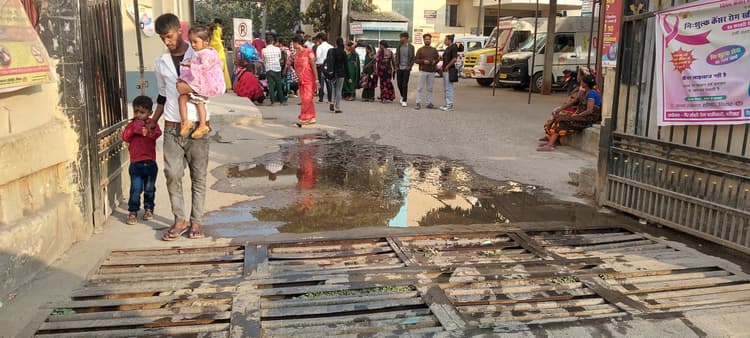 सदर अस्पताल के मुख् गेट पर गंदे पानी के बहाव से मरीज परेशान
