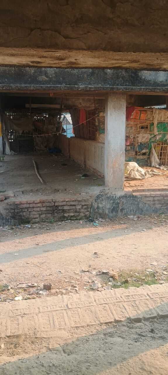 शिशिया हाट की शेड पर अवैध कब्जा, व्यापारी व ग्रामीणों में आक्रोश