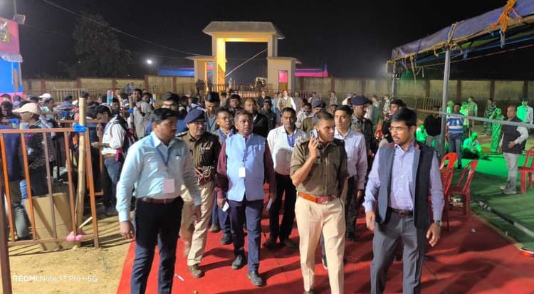 उपायुक्त व एसपी ने स्ट्रांग रूम का किया निरीक्षण