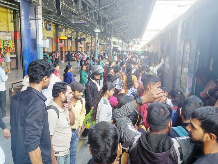 त्योहार के बीच विलंब से चल रही पटना-दुमका एक्सप्रेस, यात्री परेशान