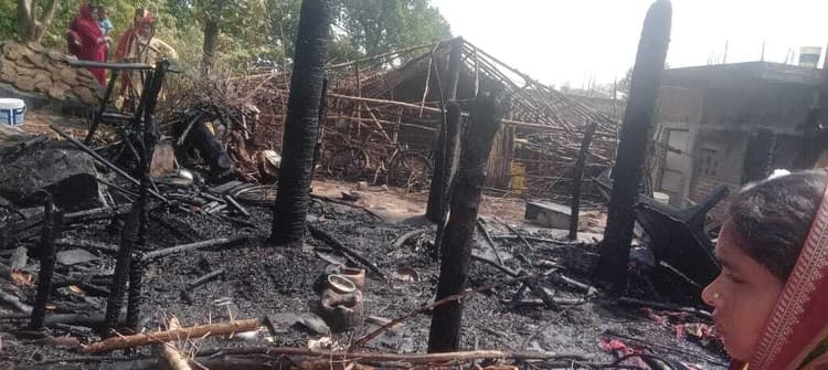 बिजहरा गांव में अग्निकांड में झोपड़ी जलकर हुआ राख