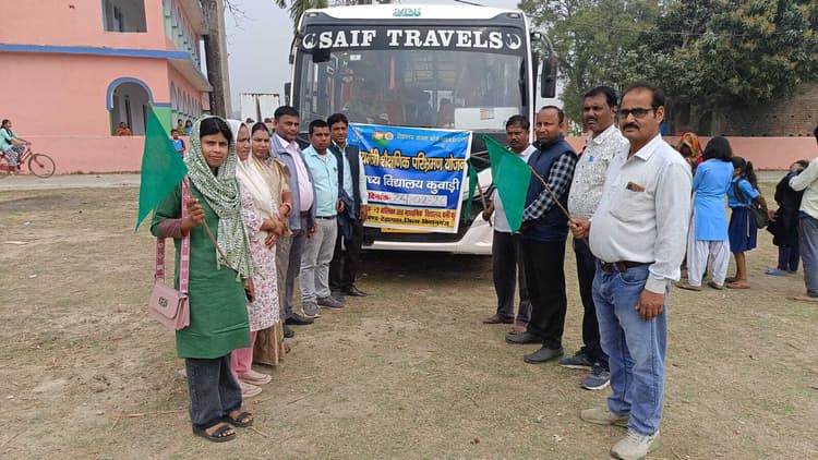 मुख्यमंत्री शैक्षणिक परिभ्रमण योजना के तहत 50 छात्र-छात्राएं शैक्षणिक भ्रमण पर रवाना