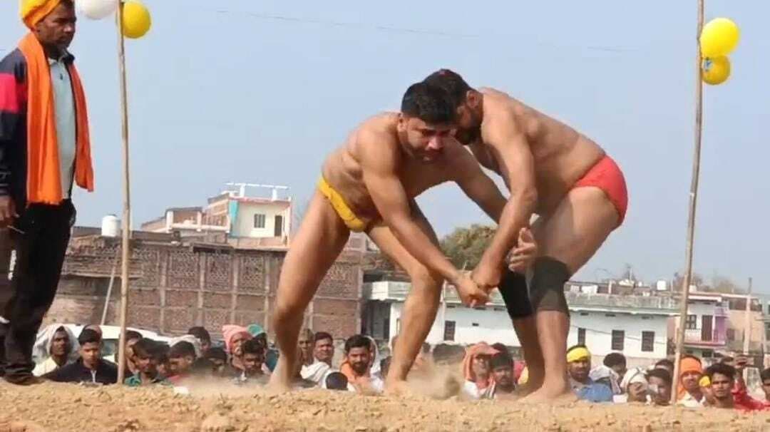 अंतरराज्यीय कुश्ती प्रतियोगिता में कई राज्यों के पहलवानों ने दिखाये दांव-पेच