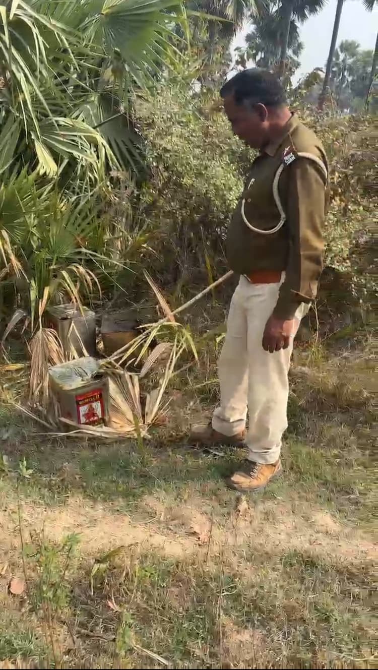 शराब की चार भट्ठियां ध्वस्त, दो सौ लीटर जावा महुआ नष्ट