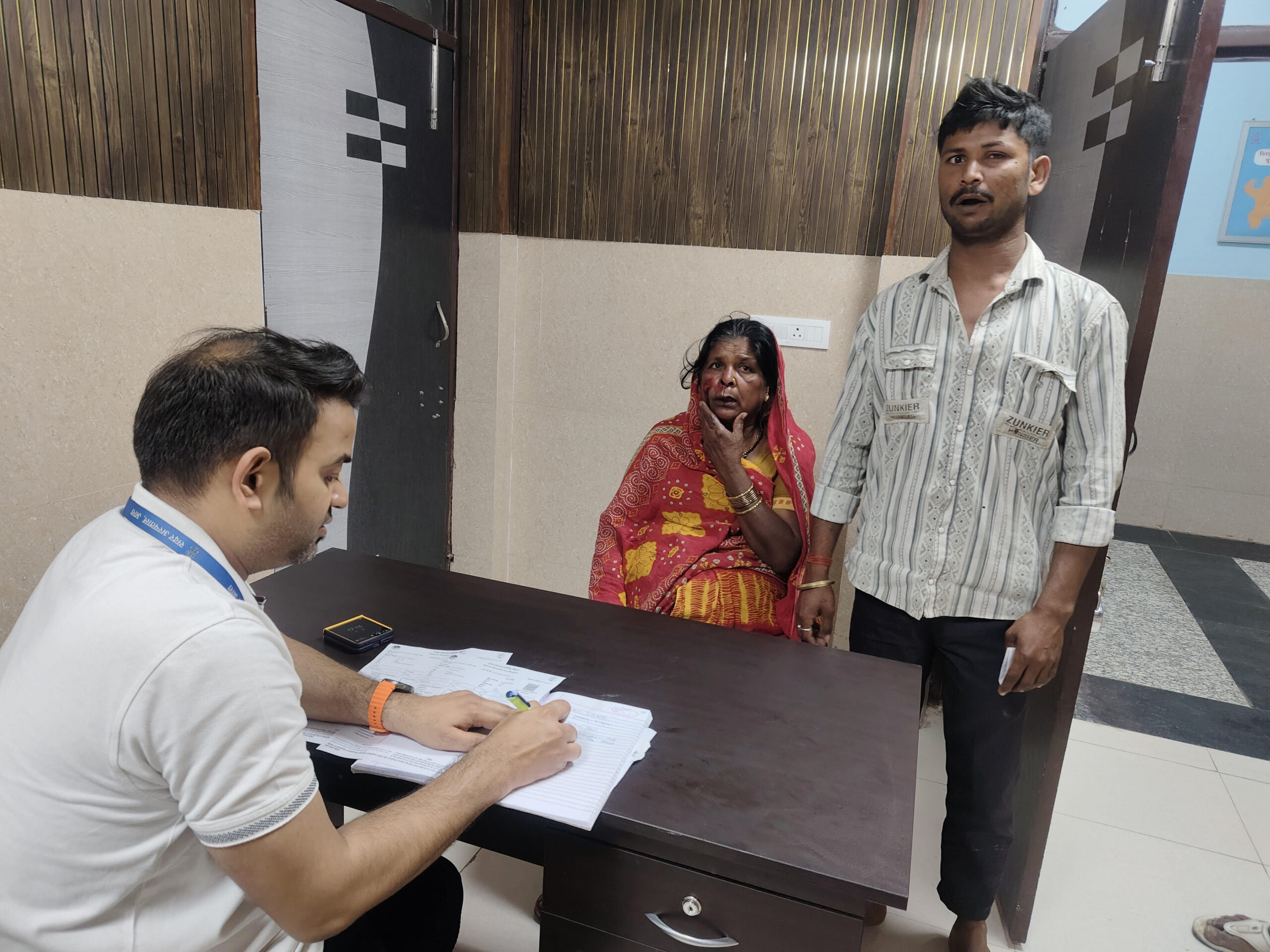 पैसे के विवाद में मां-बेटे को पिटाई, जख्मी