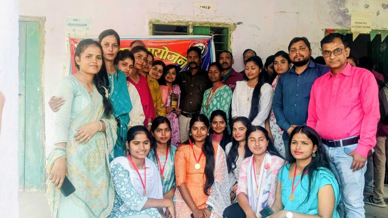 पुलिस सप्ताह पर आयोजित भाषण प्रतियोगिता में प्रशिक्षु आरक्षी आंचल प्रथम