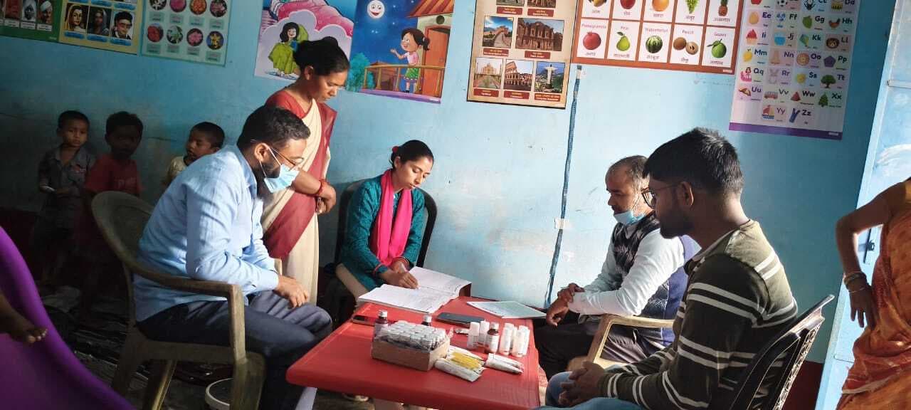 आंगनबाड़ी केंद्र में बच्चों का किया गया स्वास्थ्य जांच