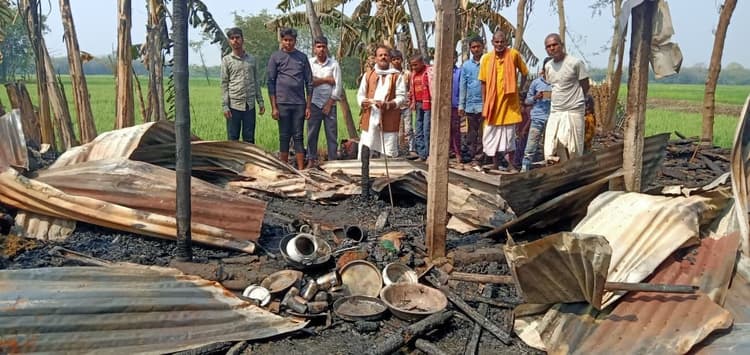 आग लगने से एक परिवार का घर स्वाहा, एक लाख की क्षति