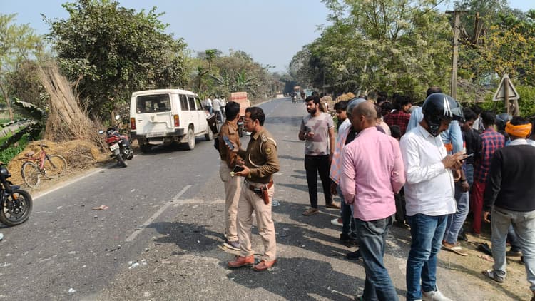 दो बाइकों की टक्कर में तीन युवक व एक युवती जख्मी
