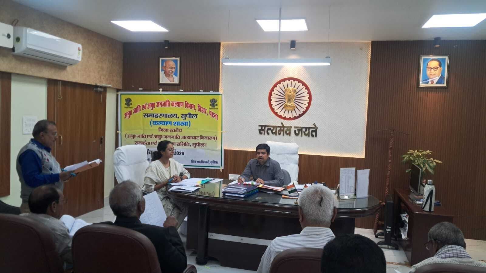 पीड़ितों को समय पर मुआवजा व लाभ देने का डीएम ने दिया निर्देश