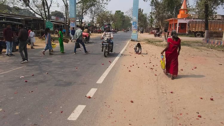 एनएच पर बिखरे प्याजों को समेटने को मची रही होड़
