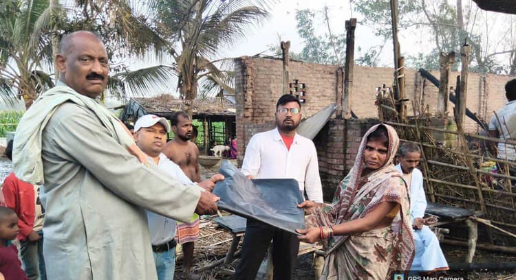 चूल्हे की चिंगारी से लगी आग से आधा दर्जन परिवार के सात घर जले