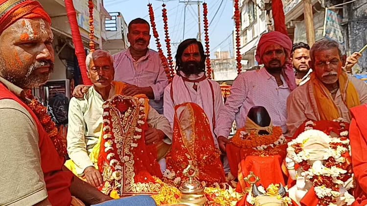 शोभायात्रा में प्राण प्रतिष्ठा के बाद प्रतिमाओं का नगर भ्रमण