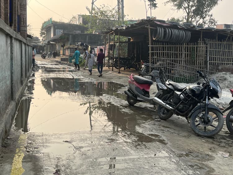 करोड़ों की सड़क योजना कागज तक, जलजमाव से जूझ रहे ग्रामीण