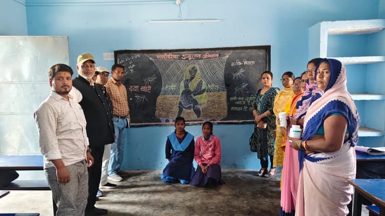 मध्य विद्यालय बिठला में छात्रों को खिलायी गयी फाइलेरिया की खुराक