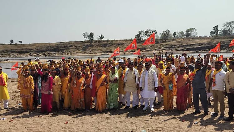 Bokaro News : कलश यात्रा के साथ बनासो मंदिर में प्राण प्रतिष्ठा महायज्ञ शुरू