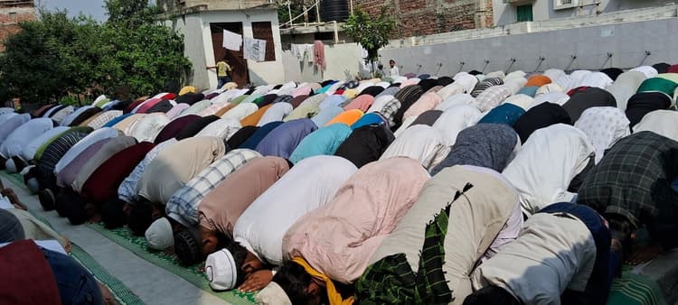 गुनाहों की मगफिरत व अल्लाह की रजा के लिए रोजेदारों ने मस्जिदों में अदा की नमाज