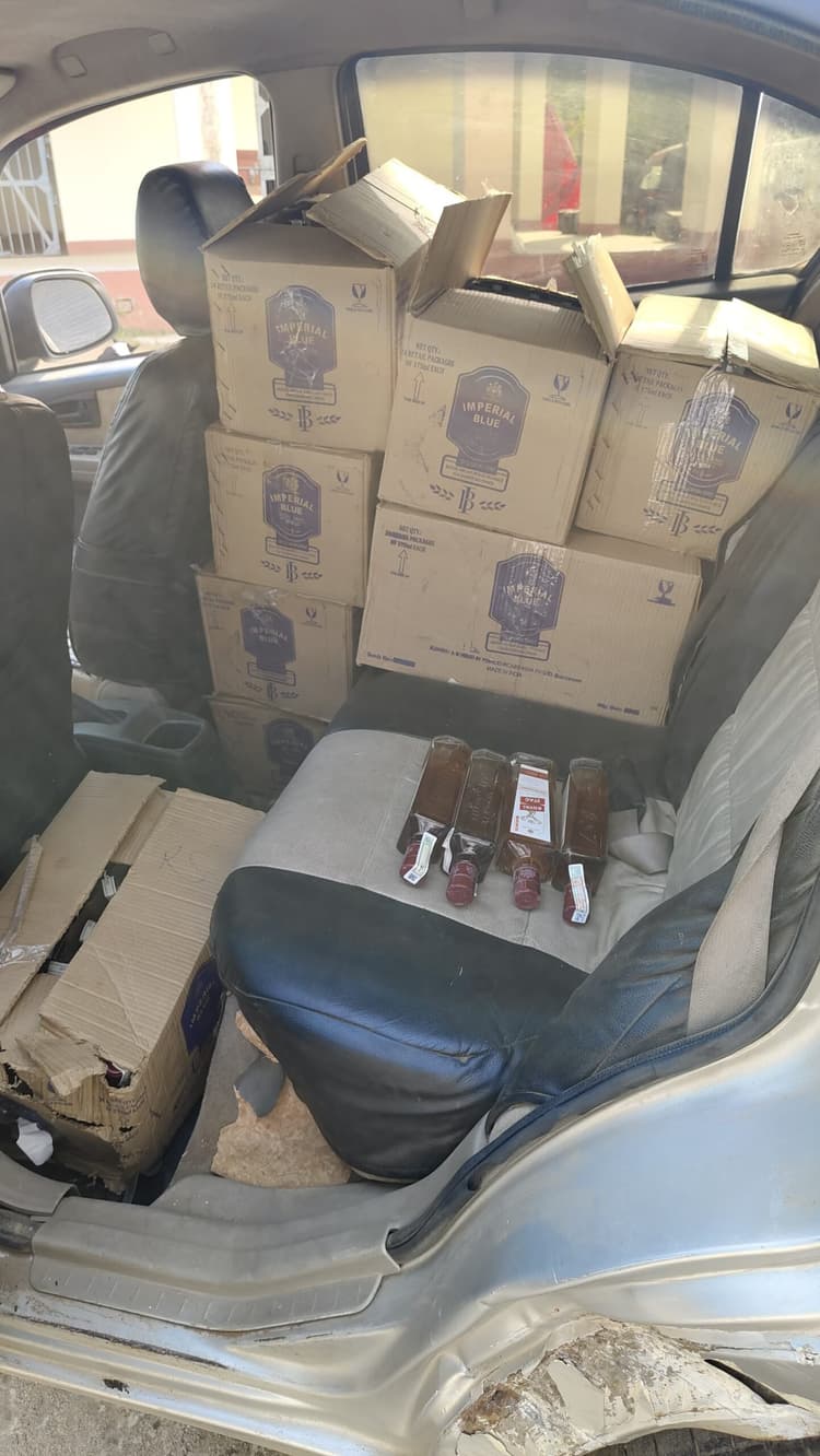 वाहन चेकिंग के दौरान 189 लीटर विदेशी शराब बरामद, चालक फरार