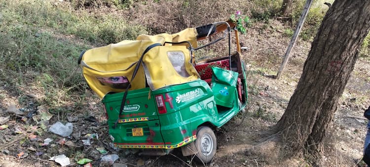 अज्ञात ट्रक ने ऑटो को मारी टक्कर, ऑटो पलटने से चार लोग जख्मी, दो रेफर