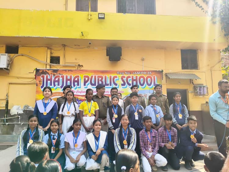 प्रतियोगिता में सफल छात्र-छात्राओं को किया गया पुरस्कृत