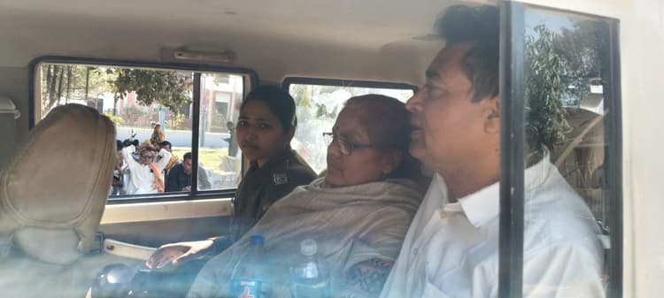 अधिवक्ता के घर छापेमारी में अवैध हथियार बरामद, पति-पत्नी गिरफ्तार