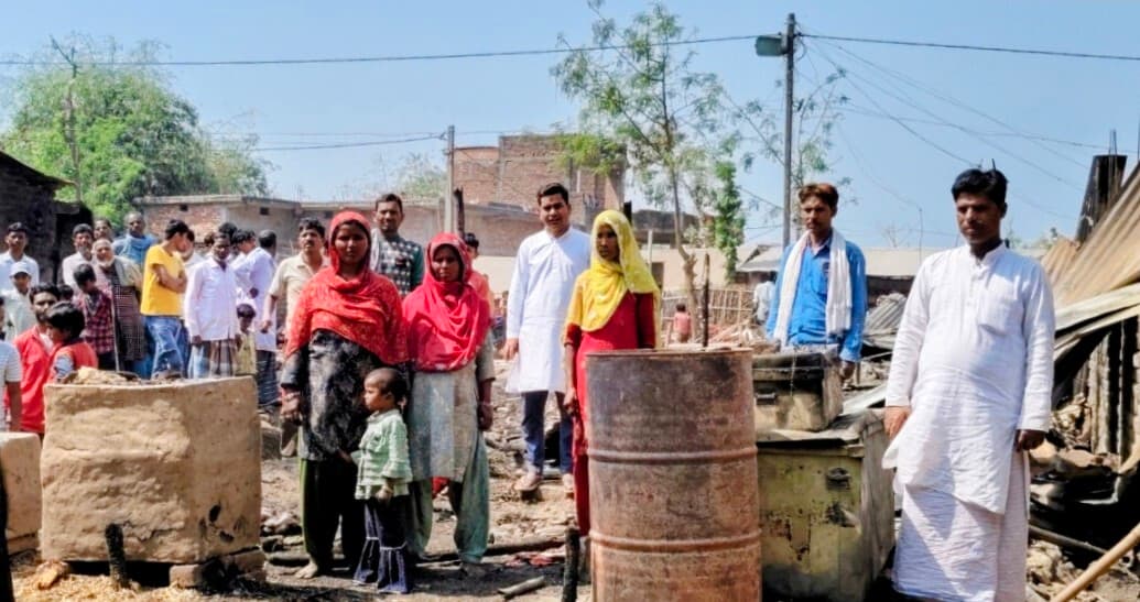 जावे वार्ड 12 में आग लगने से आधा दर्जन से अधिक घर जलकर राख, लाखों की क्षति