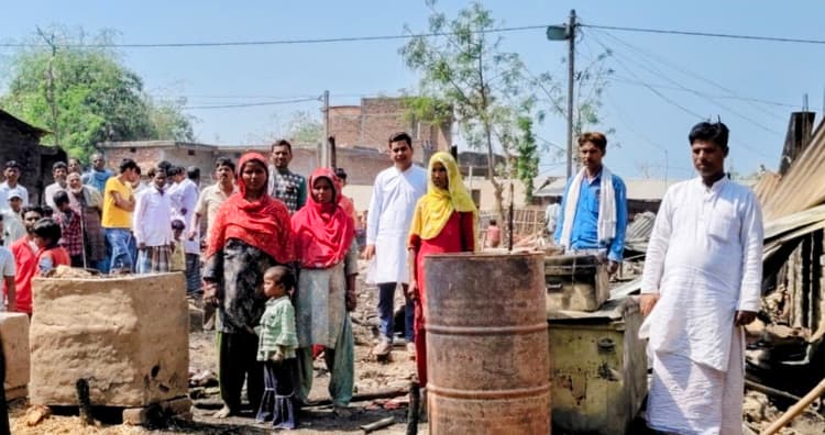 जावे वार्ड 12 में आग लगने से आधा दर्जन से अधिक घर जलकर राख, लाखों की क्षति