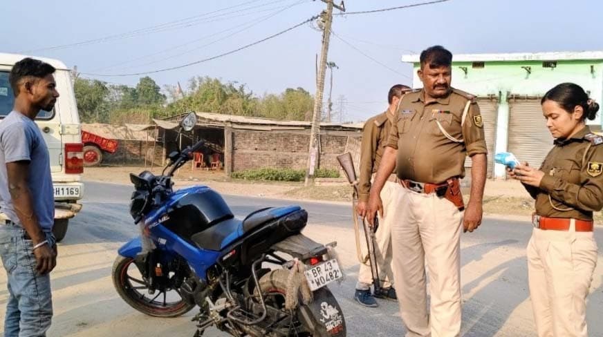 सघन वाहन जांच में 12 हजार जुर्माना वसूला