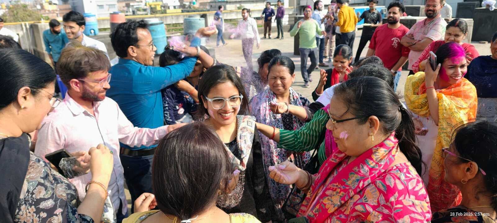 एक-दूसरे को अबीर गुलाल लगाकर होली की बधाई दी