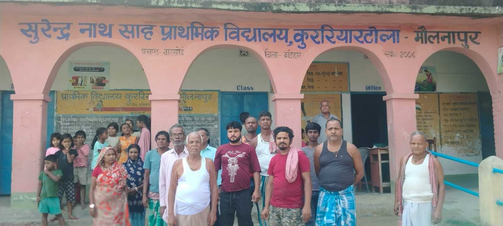 एमडीएम में सड़ा आलू परोसे जाने का आरोप, विद्यालय में अभिभावकों का हंगामा