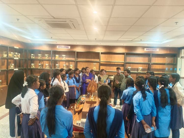 डॉ कलाम कृषि कॉलेज पहुंचे बच्चे, जानी खेती की नयी तकनीकें