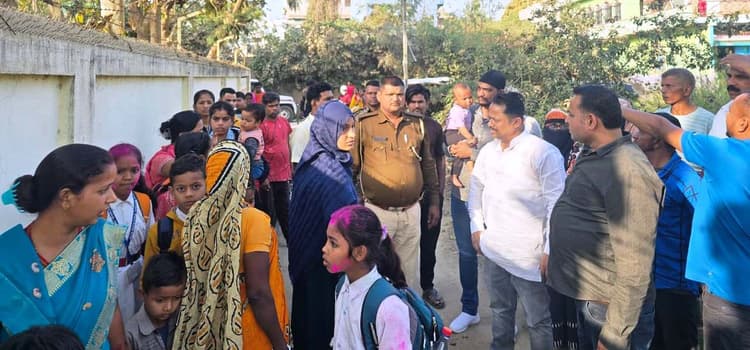 मां की गोद से मासूम को छीन भागे बाइक सवार, पकड़ाने के डर से झाड़ियों में फेंका