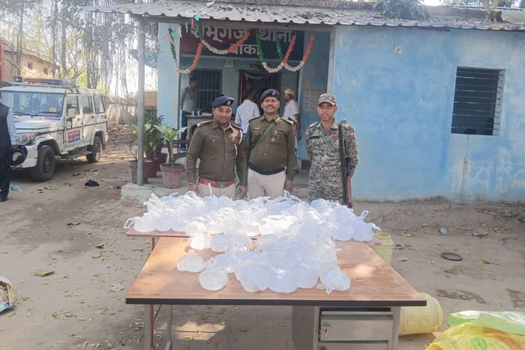 भूमिहारा गांव से 110 लीटर महुआ शराब बरामद, तस्कर फरार