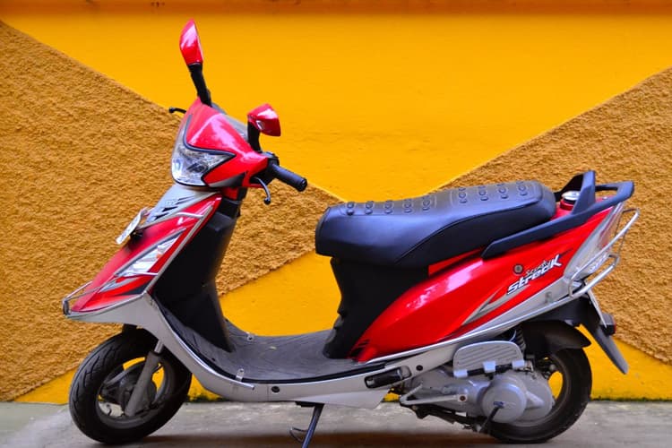 बाइक की तरह स्कूटर में क्यों नहीं होते गियर? जान लें इसके पीछे की वजह