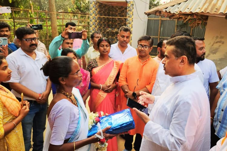 जंगलमहल से उत्तर बंगाल तक राजनीति के केंद्र में आदिवासी, पद्म श्री कोमली सोरेन से मिले शुभेंदु अधिकारी